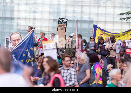 Demonstranten sammeln an der Kathedrale, Manchester, heute gegen den Besuch der UK durch US-Präsident Donald Trump zu protestieren. Präsident Trumpf kamen in Großbritannien heute zu seinem ersten Staatsbesuch in Großbritannien. Der Präsident wird in Großbritannien für zwei Tage Aufenthalt bis zum 5. Juni. Größere Proteste sind in London morgen erwartet. Stockfoto