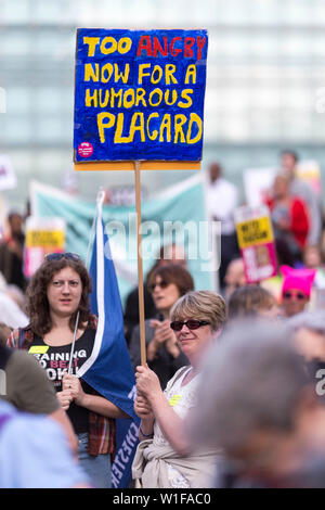 Demonstranten sammeln an der Kathedrale, Manchester, heute gegen den Besuch der UK durch US-Präsident Donald Trump zu protestieren. Präsident Trumpf kamen in Großbritannien heute zu seinem ersten Staatsbesuch in Großbritannien. Der Präsident wird in Großbritannien für zwei Tage Aufenthalt bis zum 5. Juni. Größere Proteste sind in London morgen erwartet. Stockfoto