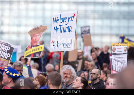 Demonstranten sammeln an der Kathedrale, Manchester, heute gegen den Besuch der UK durch US-Präsident Donald Trump zu protestieren. Präsident Trumpf kamen in Großbritannien heute zu seinem ersten Staatsbesuch in Großbritannien. Der Präsident wird in Großbritannien für zwei Tage Aufenthalt bis zum 5. Juni. Größere Proteste sind in London morgen erwartet. Stockfoto