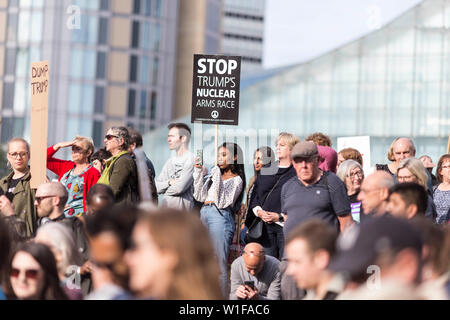 Demonstranten sammeln an der Kathedrale, Manchester, heute gegen den Besuch der UK durch US-Präsident Donald Trump zu protestieren. Präsident Trumpf kamen in Großbritannien heute zu seinem ersten Staatsbesuch in Großbritannien. Der Präsident wird in Großbritannien für zwei Tage Aufenthalt bis zum 5. Juni. Größere Proteste sind in London morgen erwartet. Stockfoto