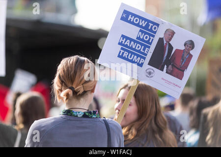 Demonstranten sammeln an der Kathedrale, Manchester, heute gegen den Besuch der UK durch US-Präsident Donald Trump zu protestieren. Präsident Trumpf kamen in Großbritannien heute zu seinem ersten Staatsbesuch in Großbritannien. Der Präsident wird in Großbritannien für zwei Tage Aufenthalt bis zum 5. Juni. Größere Proteste sind in London morgen erwartet. Stockfoto