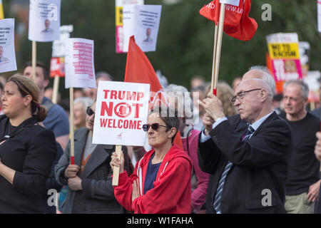 Demonstranten sammeln an der Kathedrale, Manchester, heute gegen den Besuch der UK durch US-Präsident Donald Trump zu protestieren. Präsident Trumpf kamen in Großbritannien heute zu seinem ersten Staatsbesuch in Großbritannien. Der Präsident wird in Großbritannien für zwei Tage Aufenthalt bis zum 5. Juni. Größere Proteste sind in London morgen erwartet. Stockfoto