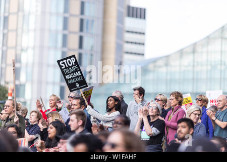 Demonstranten sammeln an der Kathedrale, Manchester, heute gegen den Besuch der UK durch US-Präsident Donald Trump zu protestieren. Präsident Trumpf kamen in Großbritannien heute zu seinem ersten Staatsbesuch in Großbritannien. Der Präsident wird in Großbritannien für zwei Tage Aufenthalt bis zum 5. Juni. Größere Proteste sind in London morgen erwartet. Stockfoto