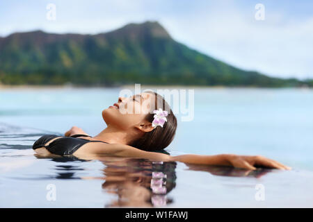 Hawaii Ferien Wellness Pool spa Frau Entspannung im warmen Wasser bei der Luxus Hotel Resort. Junge Erwachsene am Strand von Waikiki in Honolulu, Oahu, Hawaii, USA. Stockfoto