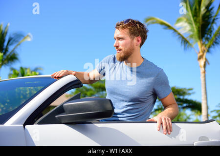 Hipster urban Mann Portrait mit kühlen Cabrio im Sommer road trip. Junge Erwachsene sitzen in seinem neuen Auto Mietwagen suchen glücklich. Stockfoto