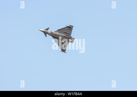 Eurofighter Typhoon aus gesehen unter bei einer Airshow mit einem klaren blauen Himmel Stockfoto