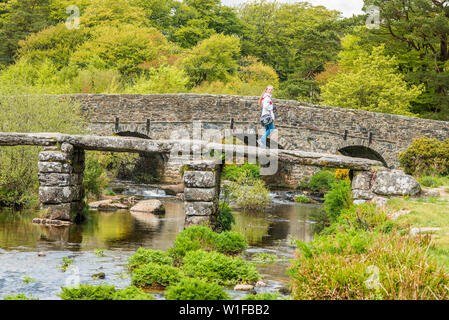 Mittelalterliche 1880 Brücke über den East Dart River bei Postbridge in Dartmoor in Devon, West Country, England, Großbritannien Stockfoto