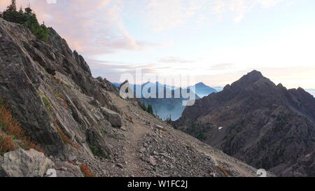 Sonnenaufgang am Gipfel des Mount Ellinor, Washington Stockfoto