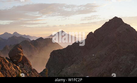 Sonnenaufgang am Gipfel des Mount Ellinor, Washington Stockfoto