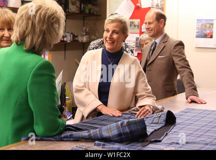 Der Graf und die Gräfin von Forfar Anzeigen einer Banff und Buchan tartan Kilt bei einem Besuch der Keith Kilt Schule und Textile Center in Keith. Stockfoto