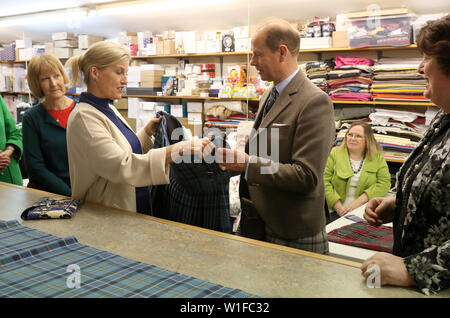 Der Graf und die Gräfin von Forfar Anzeigen einer Banff und Buchan tartan Kilt bei einem Besuch der Keith Kilt Schule und Textile Center in Keith. Stockfoto