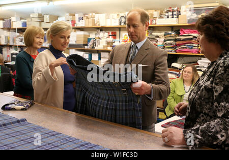 Der Graf und die Gräfin von Forfar Anzeigen einer Banff und Buchan tartan Kilt bei einem Besuch der Keith Kilt Schule und Textile Center in Keith. Stockfoto