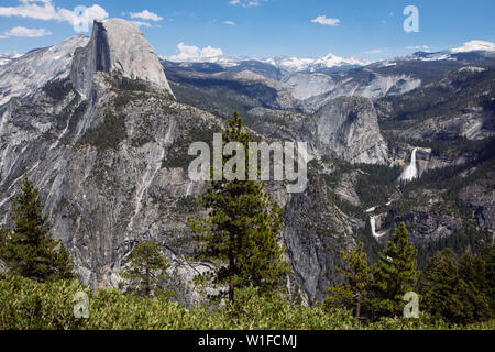 Ladscape Blick auf den Nevada Fall, den Half Dome und das Yosemite Valley vom Glacier Point im Yosemite National Park, Kalifornien, USA Stockfoto