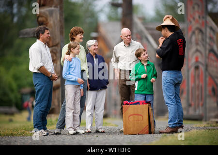 Native American Mann, Gruppe von Menschen seinen Hut. Stockfoto