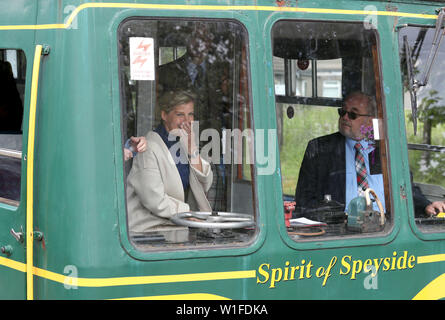 Der Graf und die Gräfin von Forfar reisen in der Kabine bei einem Besuch der Dufftown und Keith Eisenbahn in Dufftown. Stockfoto