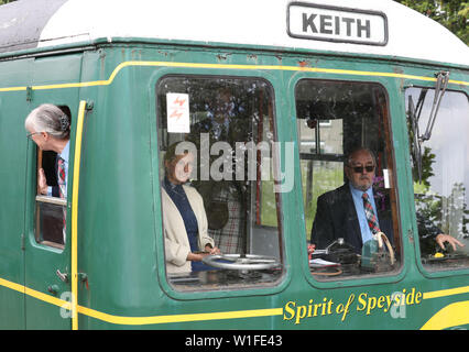 Der Graf und die Gräfin von Forfar reisen in der Kabine bei einem Besuch der Dufftown und Keith Eisenbahn in Dufftown. Stockfoto