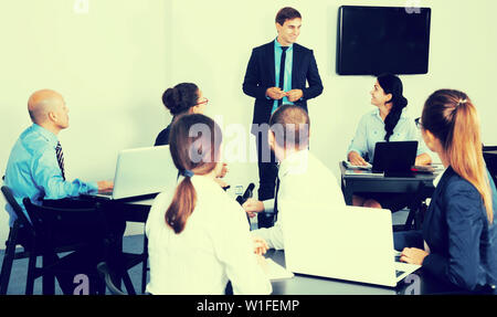 Lächelnd nach Wissenschaftler die Präsentation während der Tagung im Büro Stockfoto