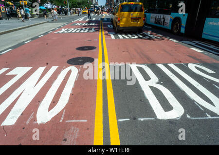 Der Verkehr auf der 14th Street in New York am Donnerstag, 27. Juni 2019. Da der L-Zug die Abschaltung die Stadt mit dem eigenen Auto durch den Verkehr zwischen 3. und 9. Avenue auf der Durchgangsstraße, beginnend am 1. Juli zwischen den Stunden von 6:00-22:00 Uhr verbieten. (© Richard B. Levine) Stockfoto