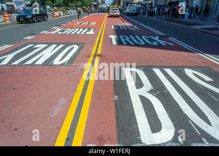 Der Verkehr auf der 14th Street in New York am Donnerstag, 27. Juni 2019. Da der L-Zug die Abschaltung die Stadt mit dem eigenen Auto durch den Verkehr zwischen 3. und 9. Avenue auf der Durchgangsstraße, beginnend am 1. Juli zwischen den Stunden von 6:00-22:00 Uhr verbieten. (© Richard B. Levine) Stockfoto