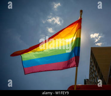 Ein Regenbogen Flagge aus einem Geschäft in New York am Donnerstag, Juni 27, 2019 Im Vorfeld der Stonewall 50 / World Pride Parade. (© Richard B. Levine) Stockfoto