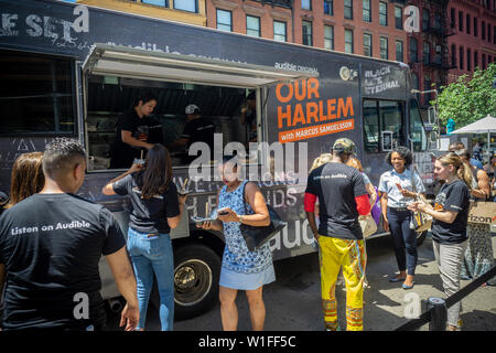 Starkoch Marcus Samuelsson begrüßt Besucher der Akustischen essen Lkw mit Proben seiner Gerichte in Union Square in New York am Donnerstag, 27. Juni 2019. Samuelsson Stimmen hörbar das Hörbuch Anpassung, "Unsere Harlem", seiner Red Rooster Kochbuch Interviews hinzufügen. (© Richard B. Levine) Stockfoto