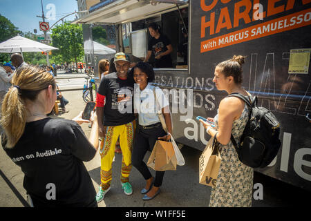 Starkoch Marcus Samuelsson begrüßt Besucher der Akustischen essen Lkw mit Proben seiner Gerichte in Union Square in New York am Donnerstag, 27. Juni 2019. Samuelsson Stimmen hörbar das Hörbuch Anpassung, "Unsere Harlem", seiner Red Rooster Kochbuch Interviews hinzufügen. (© Richard B. Levine) Stockfoto