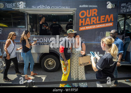 Starkoch Marcus Samuelsson begrüßt Besucher der Akustischen essen Lkw mit Proben seiner Gerichte in Union Square in New York am Donnerstag, 27. Juni 2019. Samuelsson Stimmen hörbar das Hörbuch Anpassung, "Unsere Harlem", seiner Red Rooster Kochbuch Interviews hinzufügen. (© Richard B. Levine) Stockfoto