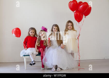 Kinder, Jungen und Mädchen mit roten Ballons Stockfoto