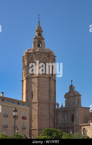 Turm von Miguelete und Puerta de los Hierros in der Kathedrale von Valencia an einem Sommernachmittag mit blauem Himmel Stockfoto