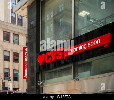 Ein Zeichen kündigt die bevorstehende Ankunft eines CVS-Gesundheit Apotheke in New York am Freitag, 28. Juni 2019. (© Richard B. Levine) Stockfoto