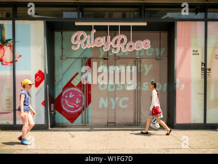 Beschriftungen auf der Schaufensterfront kündigt die bevorstehende Ankunft eines Riley Rose Beauty und Make up Store in der Herald Square in New York am Freitag, 28. Juni 2019. Riley Rose ist eine Marke der schnelle Mode Händler Für immer 21. (© Richard B. Levine) Stockfoto