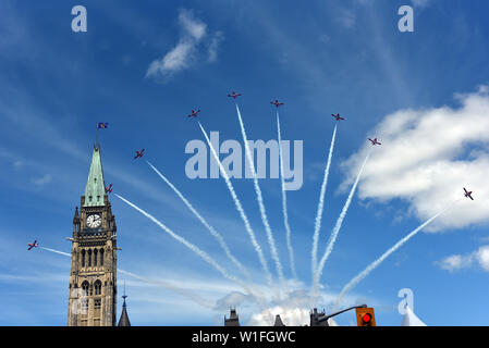 Ottawa, Kanada - 1 Juli, 2019: Kanadas Luft Demonstration Squadron, wie die SNOWBIRDS über das Parlament Gebäude bekannt als Teil der Canada Day Feier auf den Parliament Hill. Die Governor General Flagge fliegen aus dem Peace Tower ihre Anwesenheit bei der Veranstaltung anzugeben. Stockfoto