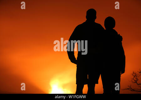 Hawaii Szene. Wandern Leute an der hawaiianischen Vulkan Lava glühen in der Nacht suchen: Halemaumau Krater innerhalb des Kilauea Caldera in Hawaii Volcanoes National Park auf Big Island. Stockfoto