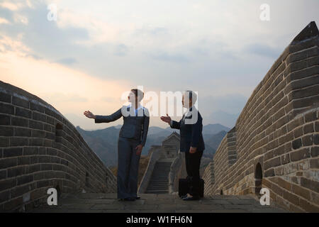 Zwei geschäftsfrauen an der Großen Mauer von China. Stockfoto