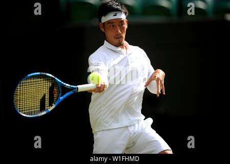 Yuichi Sugita im Einsatz gegen Rafael Nadal am zweiten Tag der Wimbledon Championships beim All England Lawn Tennis and Croquet Club in Wimbledon. Stockfoto