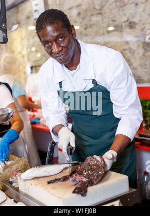 Portrait von Verkäufer im Vorfeld des Fischmarkt arbeiten, Vorbereitung Meeresfrüchte zum Verkauf Stockfoto