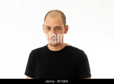 Menschen Portraits der menschlichen Gefühle und Mimik. Junger Erwachsener Mann in Schmerzen und Depressionen mit traurig und erschöpft Gesicht miserabel und mir Stockfoto