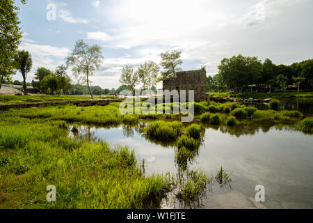 Amares, Portugal - Juni 20, 2019: Ruinen einer Mühle am grünen Ufer des Flusses Cavado in Braga, Portugal Stockfoto