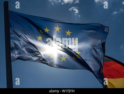 Dresden, Deutschland. 02 Juli, 2019. Eine europäische Flagge und eine deutsche Flagge wehen im Wind vor dem Sächsischen Landtag. Credit: Robert Michael/dpa-Zentralbild/ZB/dpa/Alamy leben Nachrichten Stockfoto