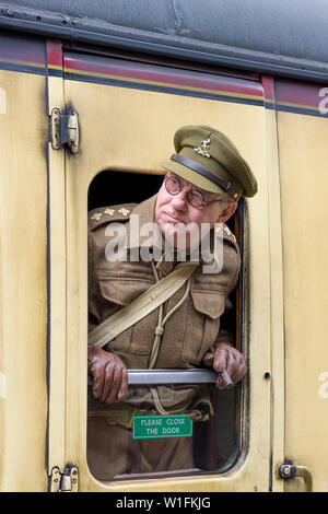 Kidderminster, Großbritannien. Juni 2019. Severn Valley Railways "Step back to the 1940s" startet dieses Wochenende zu einem fabelhaften Start mit kostümierten Re-enactors, die ihren Teil dazu spielen, eine authentische Nachbildung des britischen Krieges zu bieten. Arthur Lowe lookalike, in seiner WW2 Home Guard Armeeuniform als Zugkommandant Captain Mainwaring, lehnt sich aus dem alten Eisenbahnwaggon und blickt aus dem Dampfzugfenster. Kredit: Lee Hudson Stockfoto