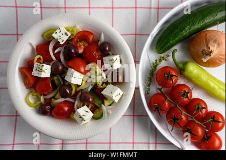 Die traditionellen griechischen Salat in Weiß Platte auf weiße Tischdecken Stockfoto