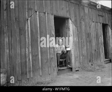 Joshua Spradley, Bergmann, in der Tür seines Zimmer in Garage Haus saß. Er zahlt $ 10,60 monatlich, inkl. Strom. Mullens Smokeless Coal Company, Mullens Mine, Harmco, Wyoming County, West Virginia. Stockfoto