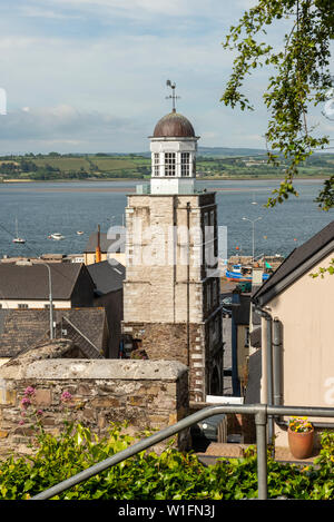 Der Clock Gate Tower mit Blick auf den Stadthafen und die River Blackwater Bay in Youghal, County Cork, Irland Stockfoto