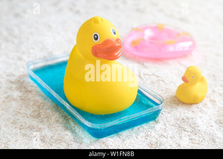 Rubber Duck in kleine Kinder Swimmingpool am Strand minimal kreative Sommerferien Konzept. Stockfoto