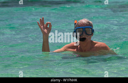 Der Senior schnorchelt im warmen Meer an Playa Coco, Playa Giron, Provinz Pinar Del Rio, Kuba Stockfoto