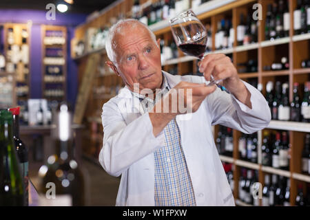 Portrait von älteren Mann professioneller Sommelier Weinprobe Rotweine im Weingut Stockfoto