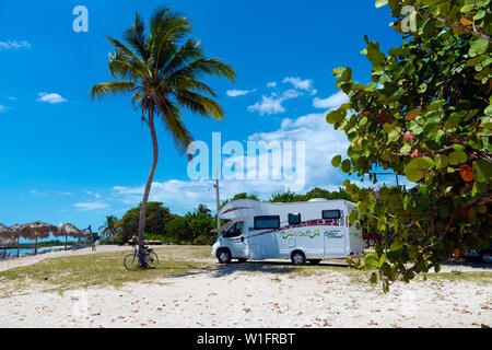 Reisemobil am Strand von Playa Coco Teil von Playa Giron einen wunderschönen weißen Sandstrand mit türkisfarbenem Meer in der Provinz Pinar del Rio, Kuba, Karibik geparkt Stockfoto