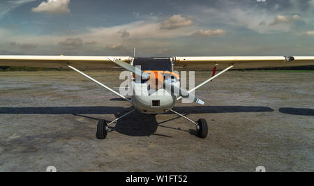 Vorderansicht eines historischen kleinen Flugzeug nach der Landung, Flugzeug Stockfoto