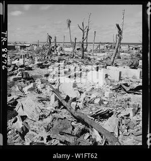 Kwajalein nach seiner Erfassung von Feb 4, 1944, zeigt die Auswirkungen der Bombardierung. Stockfoto