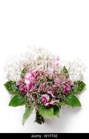 Pastellfarben wedding bouquet aus Sweet pea Blumen isoliert auf Weiss. Stockfoto